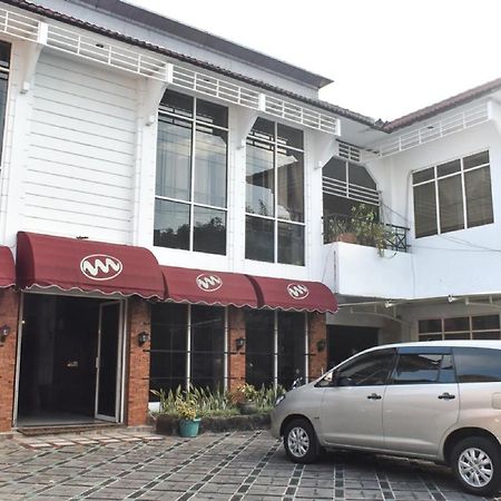 Reddoorz Near Kampung Warna Warni Hotel Malang Buitenkant foto