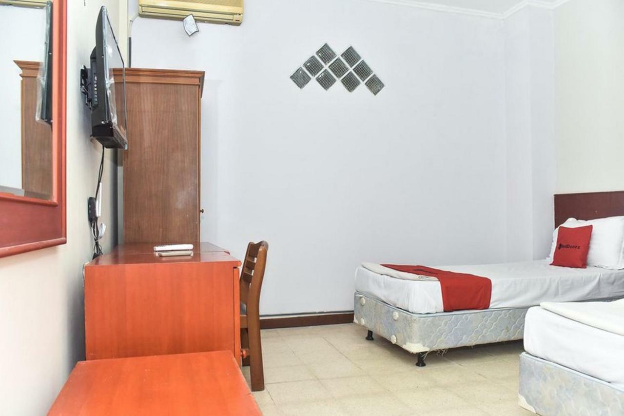 Reddoorz Near Kampung Warna Warni Hotel Malang Buitenkant foto
