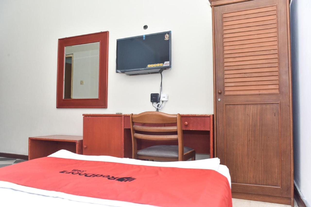 Reddoorz Near Kampung Warna Warni Hotel Malang Buitenkant foto