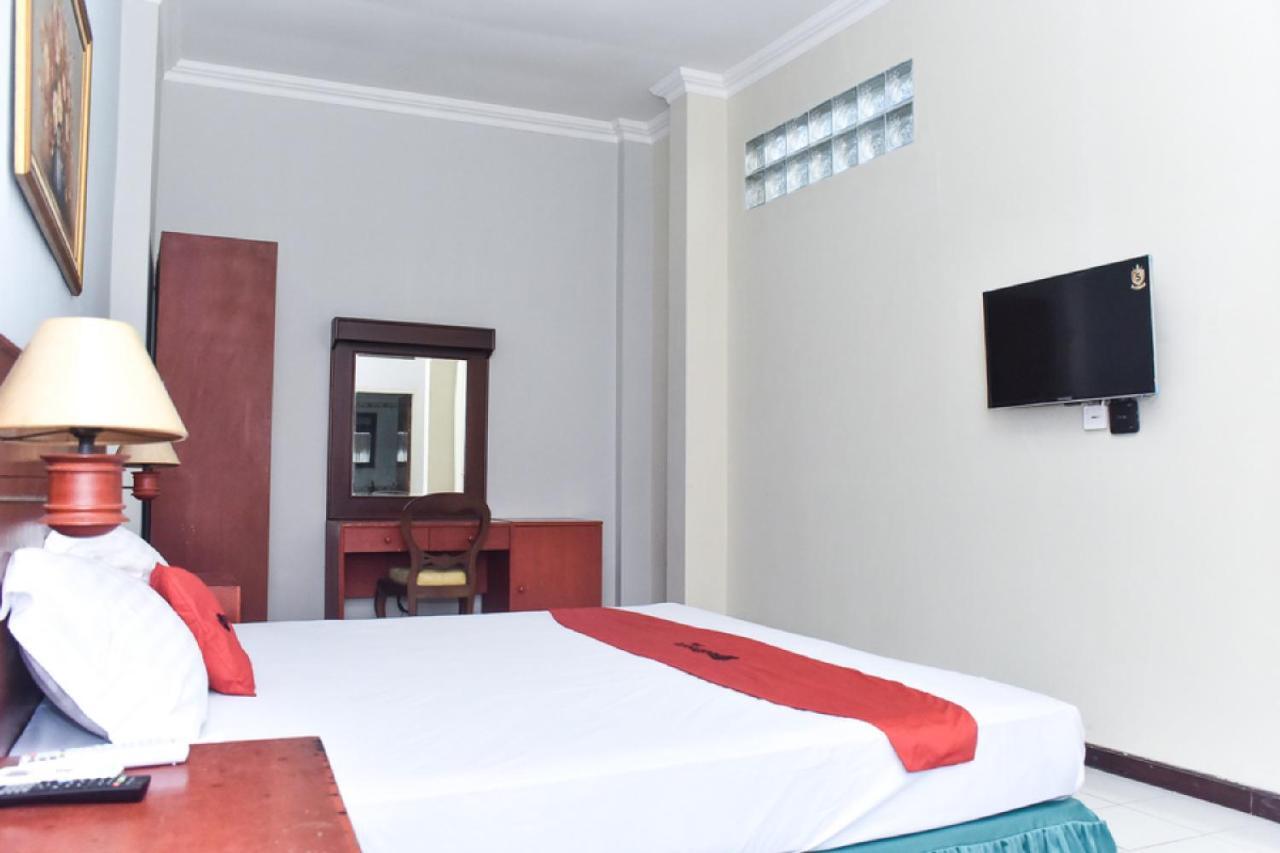 Reddoorz Near Kampung Warna Warni Hotel Malang Buitenkant foto