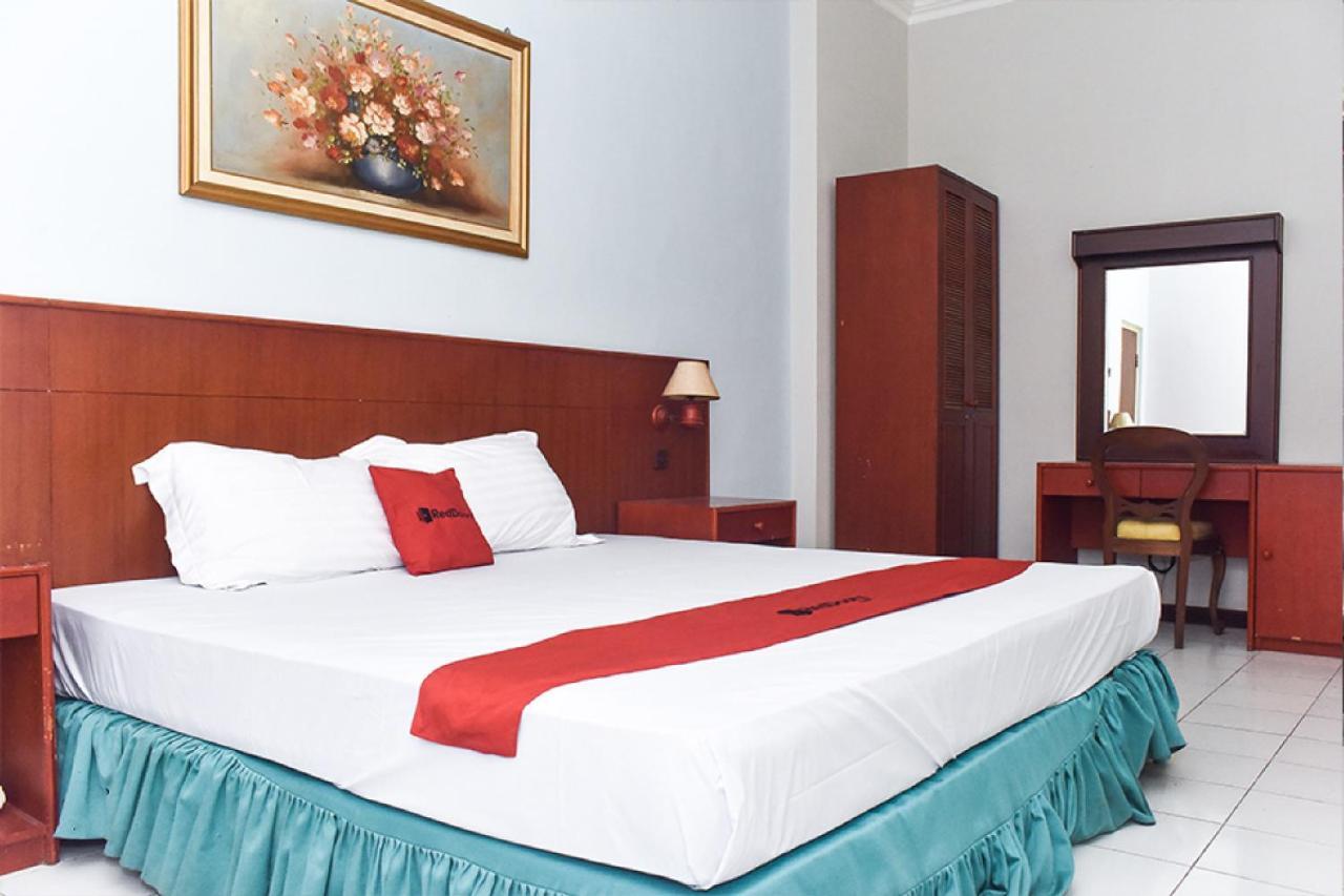 Reddoorz Near Kampung Warna Warni Hotel Malang Buitenkant foto